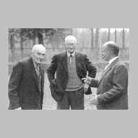 022-1029 Goldbach nach 1945. Drei ehemalige Goldbacher Buerger treffen sich im Westen. Von Links Gustav Heymuth, Karl Dautert und Walter Heymuth..jpg